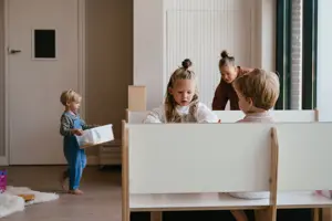 Werken Bij Compananny Kinderopvang Spelen Aan Tafel Samen