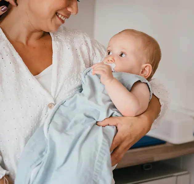 Werken bij CompaNanny baby vasthouden