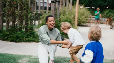 Functie als Pedagogisch medewerker kinderopvang buiten spelen met kinderen