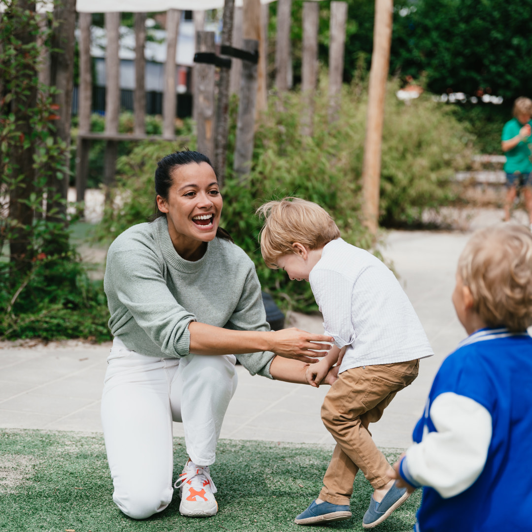 Functie als Pedagogisch medewerker kinderopvang buiten spelen met kinderen