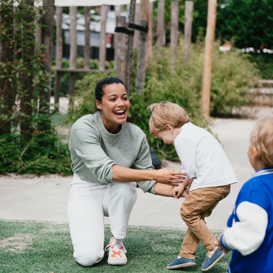 Functie als Pedagogisch medewerker kinderopvang buiten spelen met kinderen