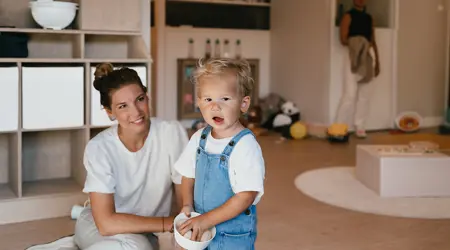 Werken bij CompaNanny kinderopvang vrouw en peuter spelen op grond