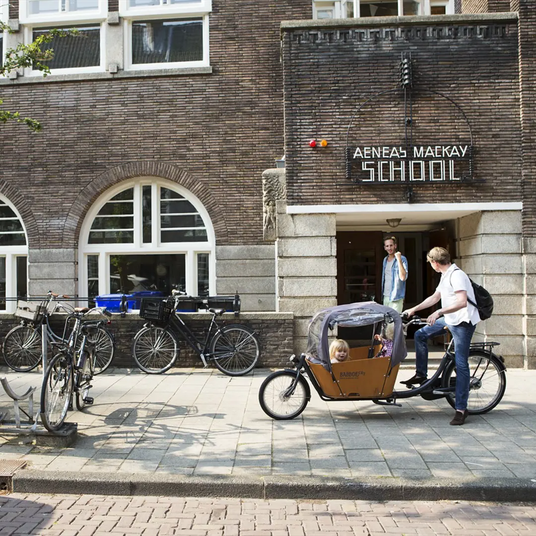 Voorkant gebouw kinderopvang bachzaal vader brengt kinderen