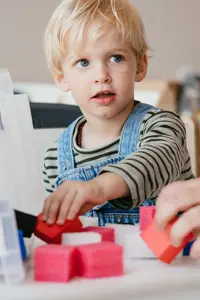 Werken Bij Compananny Kinderopvang Jongen Speelt Aan Tafel