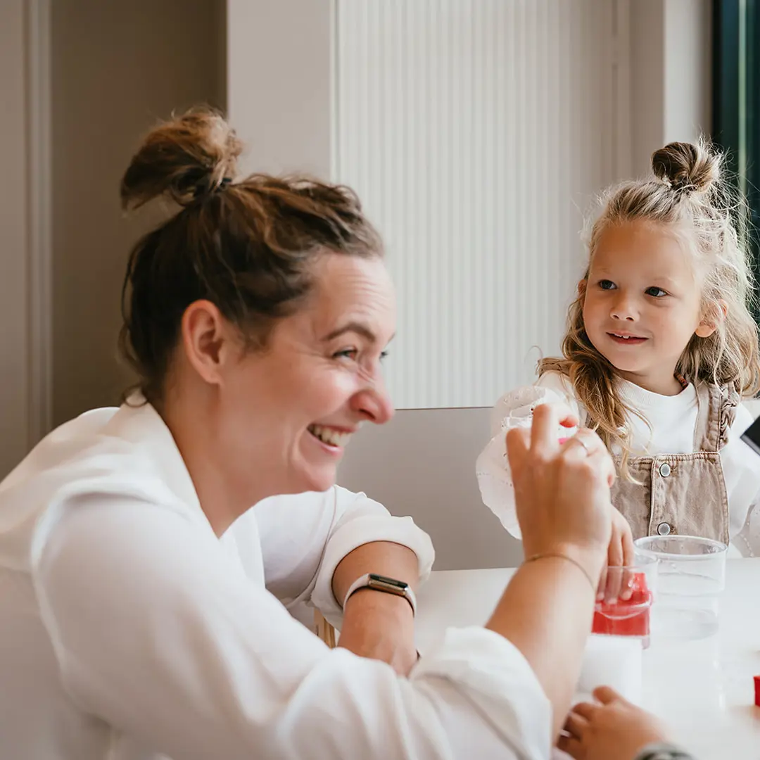 Werken bij CompaNanny nanny en kinderen zitten aan tafel