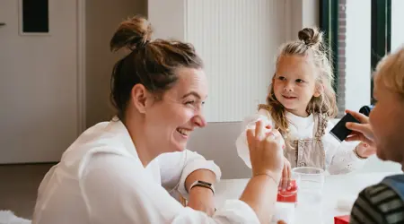 Werken bij CompaNanny nanny en kinderen zitten aan tafel
