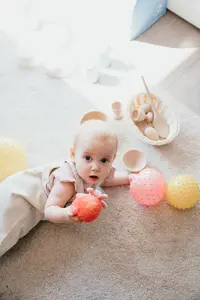 Werken Bij Compananny Kinderopvang Baby Speelt Met Ballen Grond