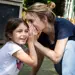 Pedagogisch Medewerker en kind spelen samen buiten CompaNanny