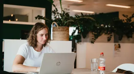 Werken bij CompaNanny Vrouw achter laptop Tips sollicitatiebrief kinderopvang schrijven