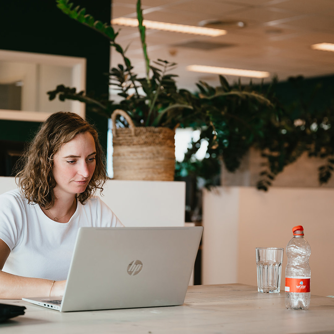 Werken bij CompaNanny Vrouw achter laptop Tips sollicitatiebrief kinderopvang schrijven