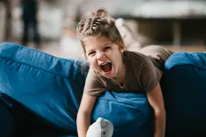 Werken Bij Compananny Functies Pedagogisch Medewerker Meisje Lachen Bank