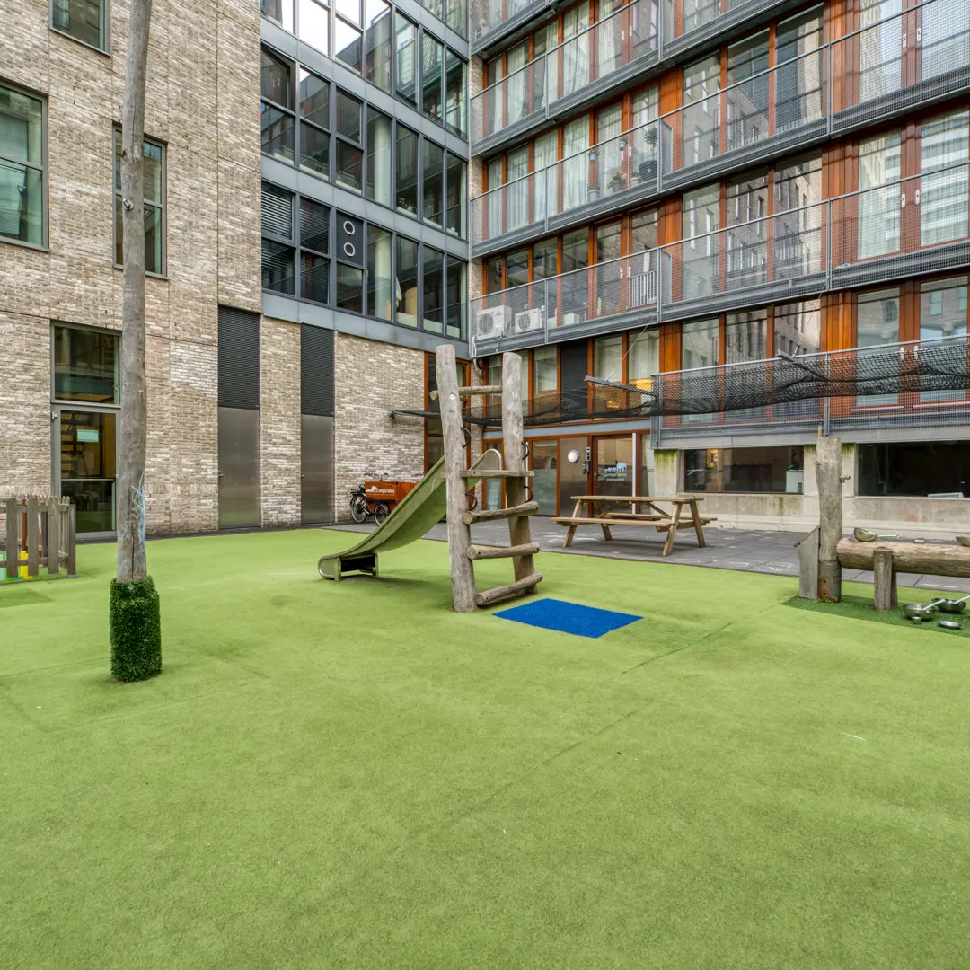 Tuin met gras en speelmaterialen CompaNanny Prinsenhof Den Haag