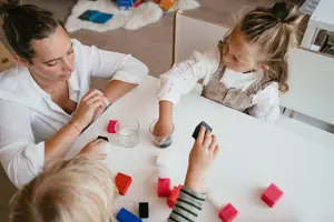 Werken Bij Compananny Kinderopvang Spelen Nanny Kinderen Aan Tafel
