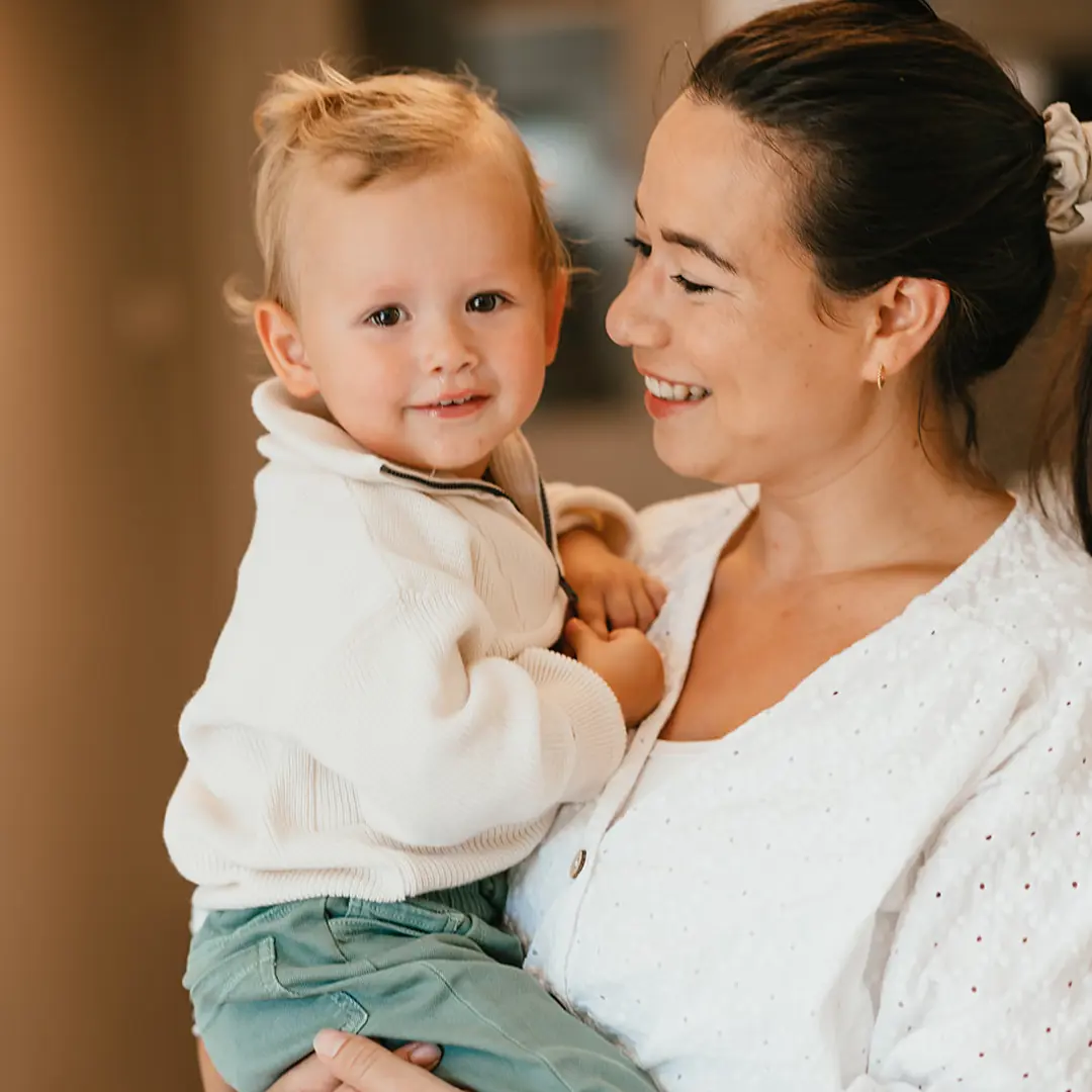 CompaNanny kind wordt opgetild