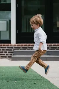 Werken Bij Compananny Kinderdagopvang Jongetje Springt In Lucht