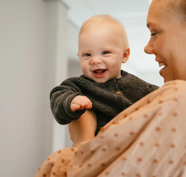 CompaNanny baby lacht met medewerker