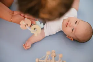 Werken Bij Compananny Werken Leren Kinderopvang Baby Liggend Spelen
