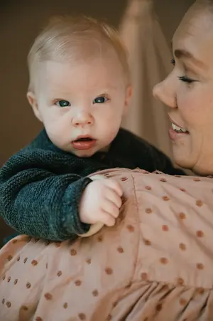 Werken Bij Compananny Kinderopvang Baby Kijkt In Camera