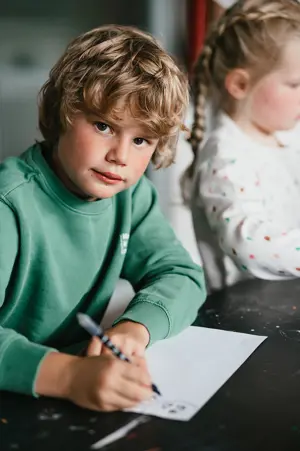Werken Bij Compananny Kinderopvang Jongen Is Aan Het Tekenen