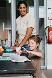 Werken Bij Compananny Kinderopvang Nanny Kind Knutselen