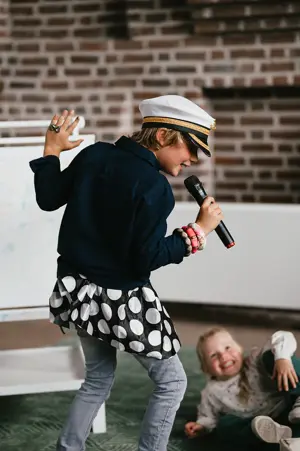 Werken Bij Compananny Kinderopvang Jongen Zingen