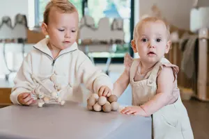 Werken Bij Compananny Functies Pedagogisch Medewerker Kinderen Spelen Houten Speelgoed