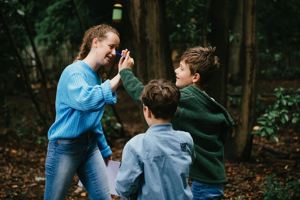 Vrouw geeft jongen een high five