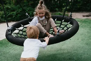 Werken Bij Compananny Kinderopvang Jongen Meisje Spelen Schommel Locaties