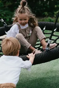 Werken Bij Compananny Kinderopvang Jongen Meisje Spelen Schommel Locaties