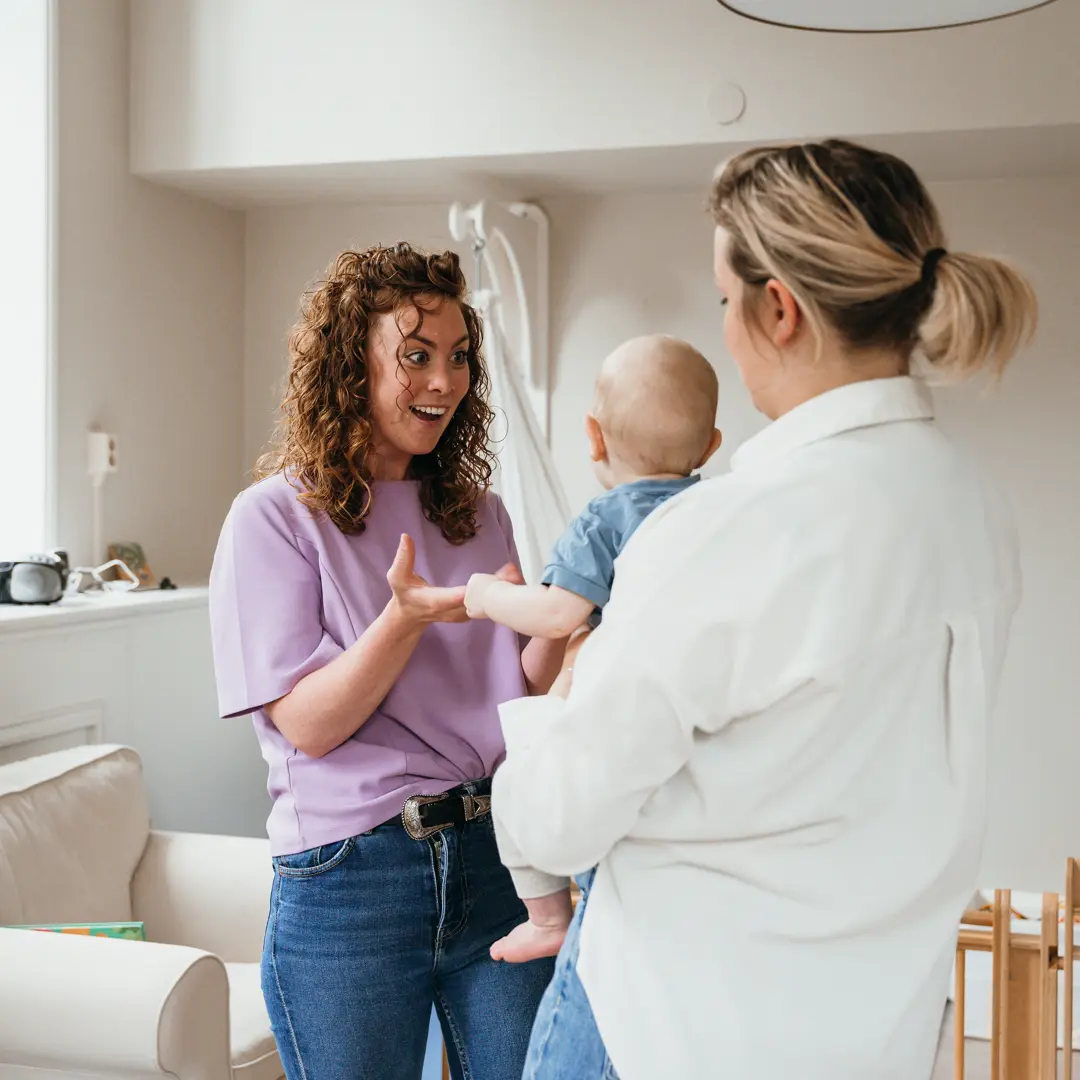 Vestigingsmanager groet kind en moeder op kinderopvang CompaNanny