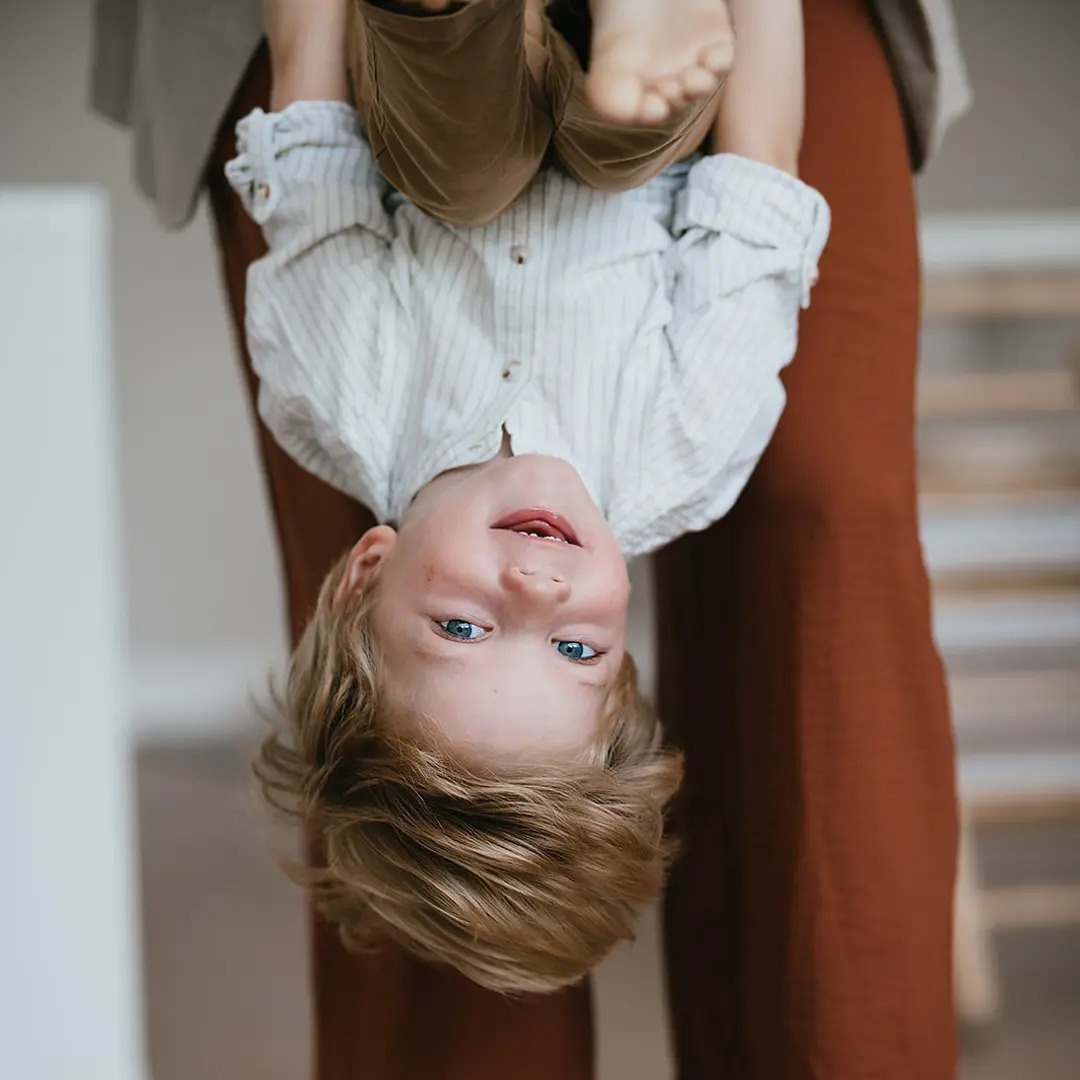 Jongen hangt en speelt met nanny