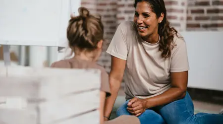 Werken bij CompaNanny nanny en kind zitten op vloer