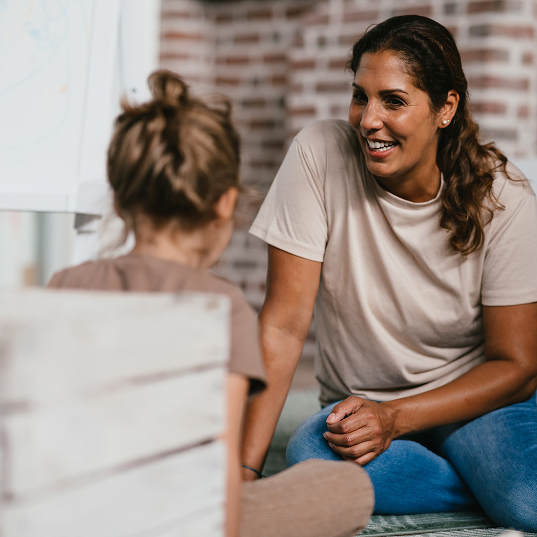 Werken bij CompaNanny nanny en kind zitten op vloer