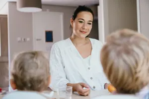 Werken bij CompaNanny fruit eten met nanny