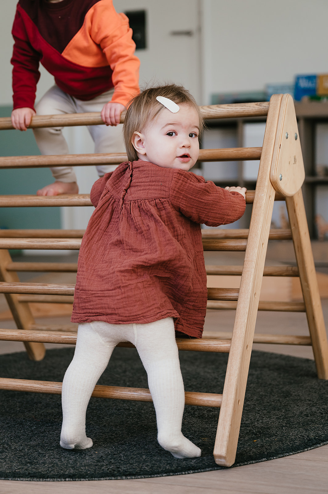 Dreumes klimt op houten Piklerdriehoek