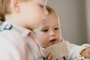 Werken Bij Compananny Kinderopvang Kinderen Eten Cracker