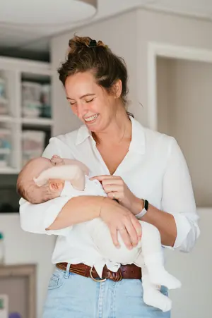 Werken bij CompaNanny vrouw houdt baby vast