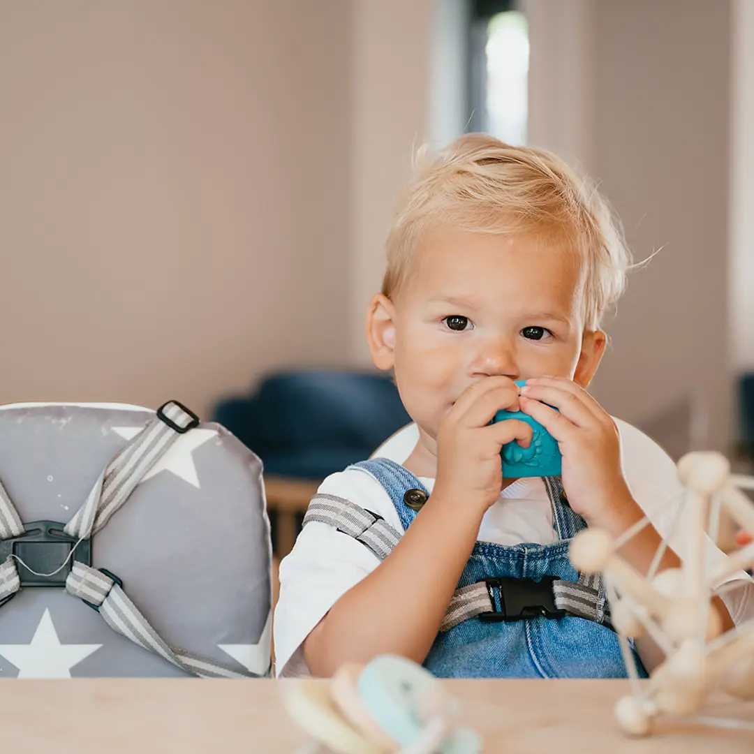 Werken bij CompaNanny kind speelt houten speelgoed