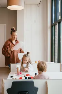 Werken Bij Compananny Kinderopvang Kinderen Zitten Aan Tafel