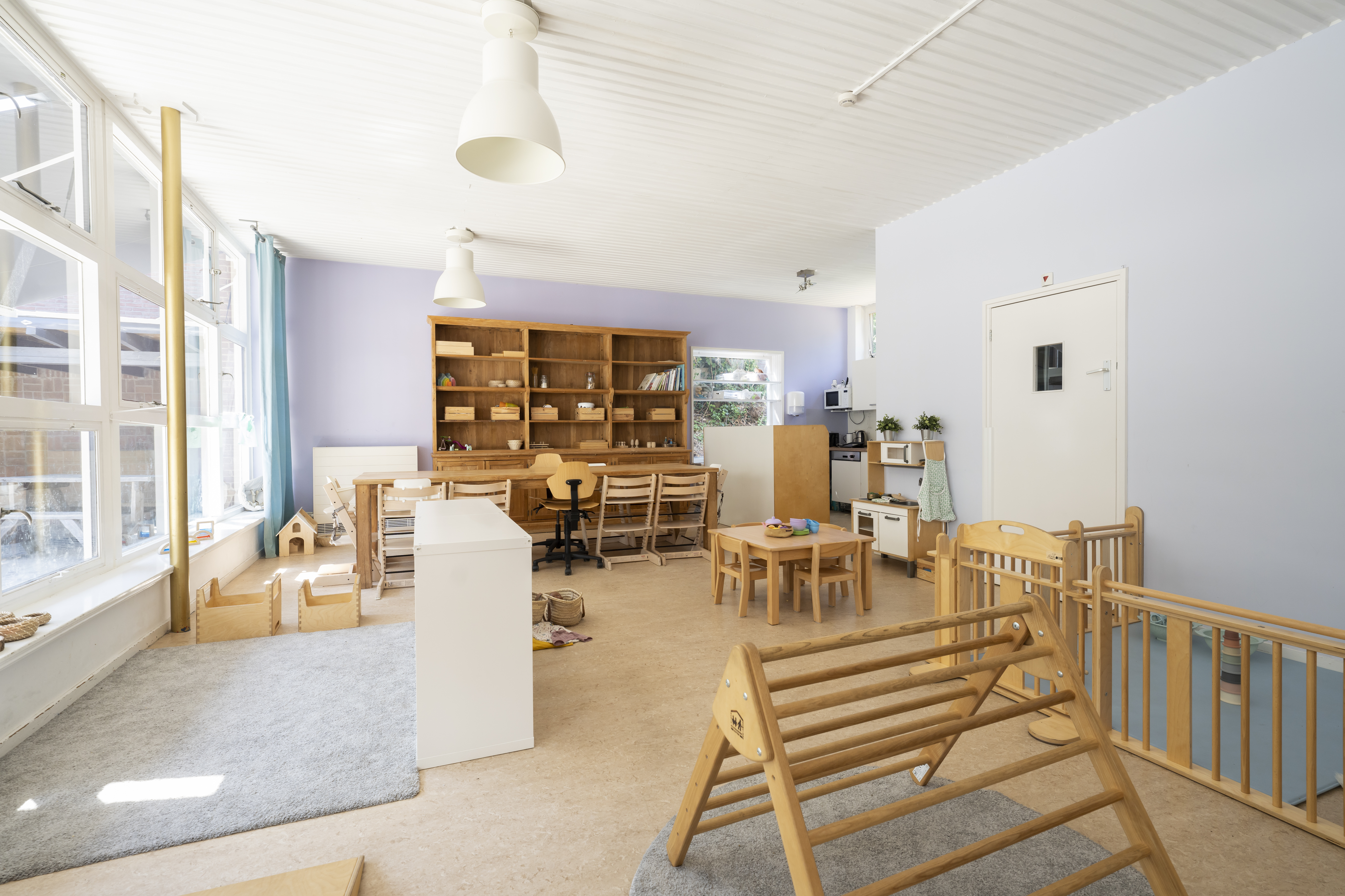 babygroep kinderopvang met grondbox en houten spelmaterialen en inrichting