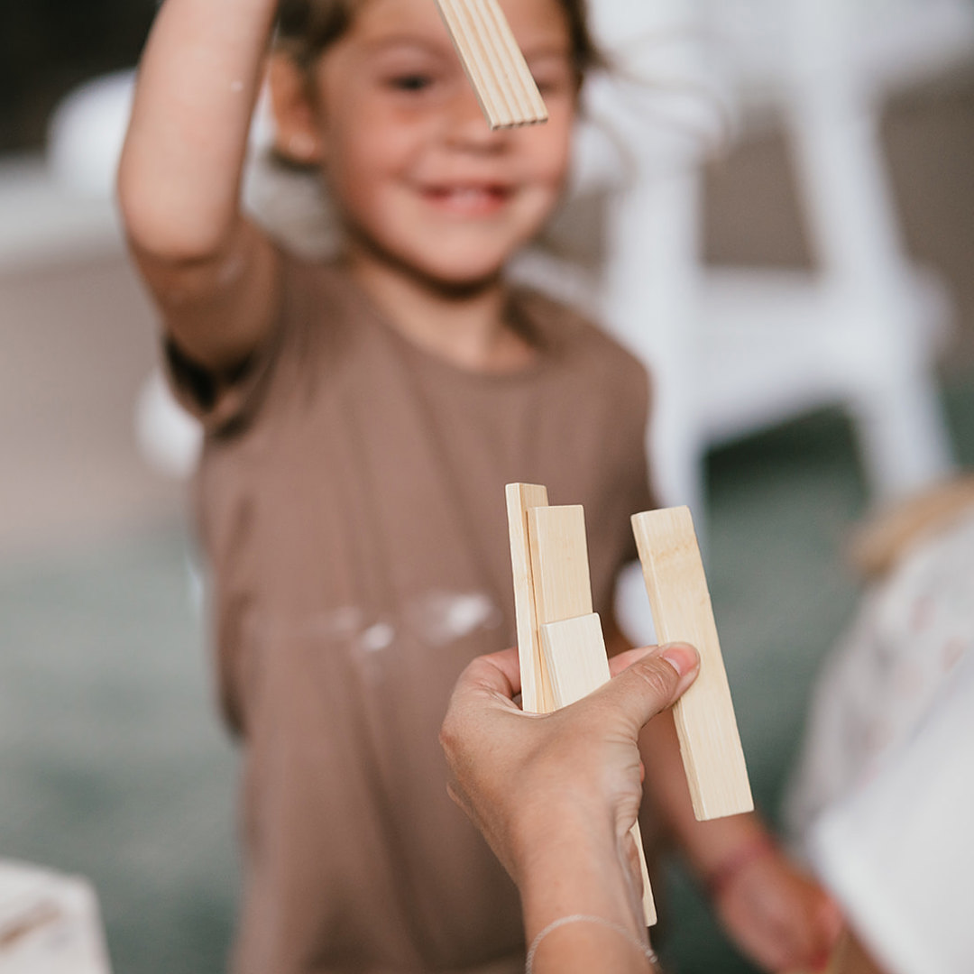 Werken bij CompaNanny meisje speelt met houten blokjes