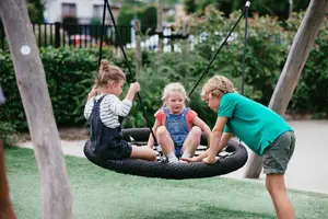 Werken Bij Compananny Kinderopvang Kinderen Schommelen Samen
