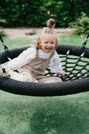 Werken Bij Compananny Kinderopvang Meisje Speelt Op Schommel Locaties