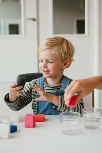 Werken Bij Compananny Kinderopvang Kind Spelen Aan Tafel