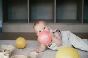 Werken Bij Compananny Kinderopvang Baby Ligt Op Grond
