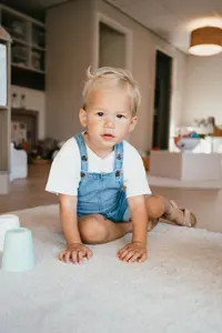 Werken Bij Compananny Kinderopvang Jongen Zitten Rustige Ruimte