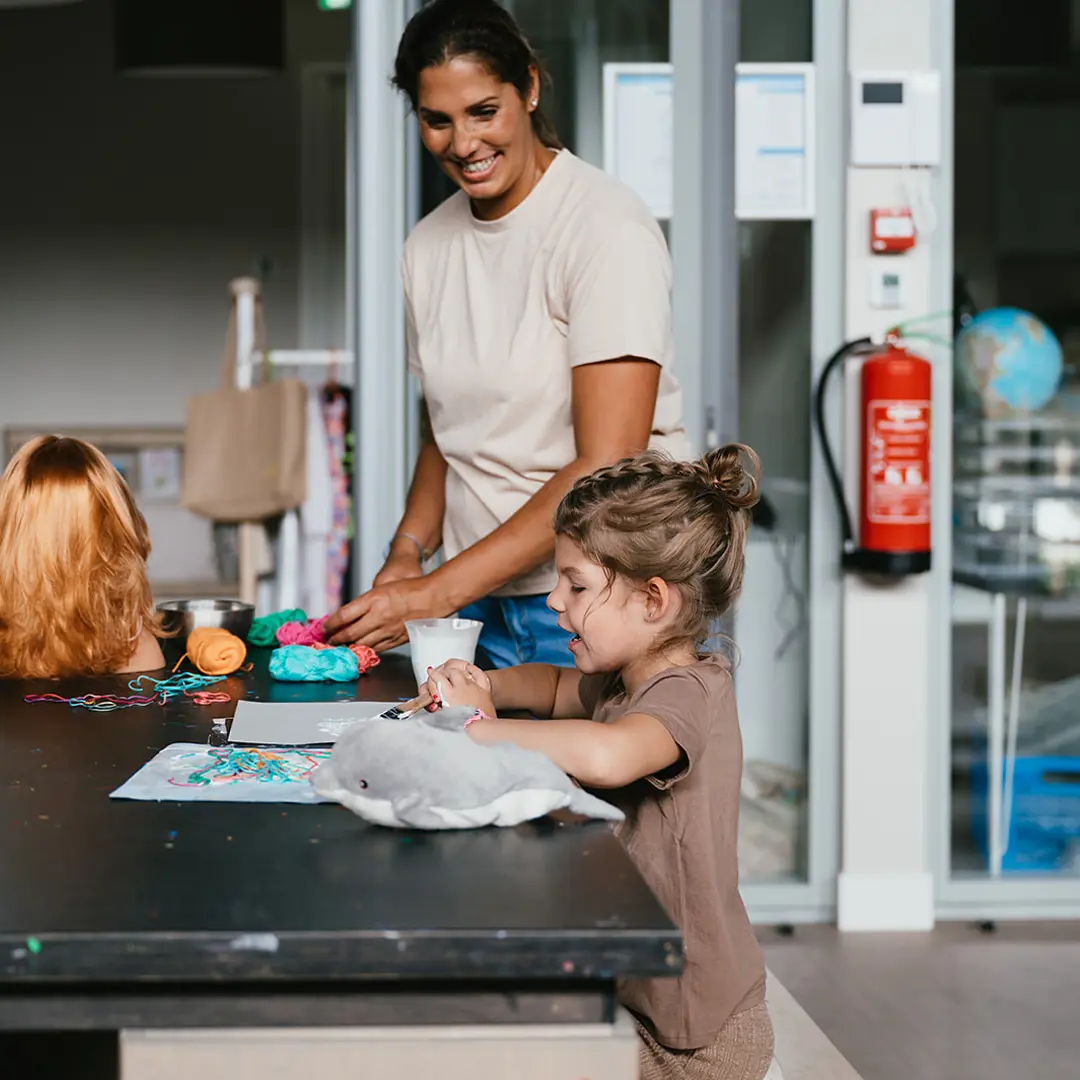 Werken bij CompaNanny kind en medewerker knutselen