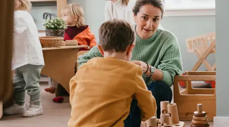 Werken bij CompaNanny peuter en pedagogisch medewerker spelen kinderopvang 