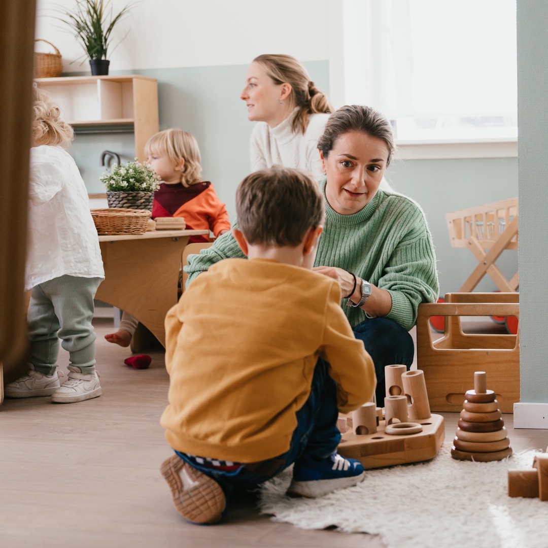 Werken bij CompaNanny peuter en pedagogisch medewerker spelen kinderopvang 