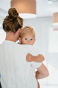 Werken Bij Compananny Kinderopvang Kindje Houdt Nanny Vast